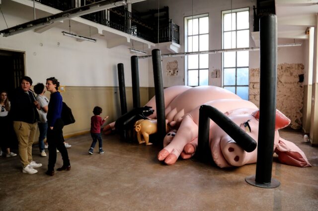 6η Athens Biennale: Η Ελλάδα της πόλωσης και της κοινωνικής σύγκρουσης