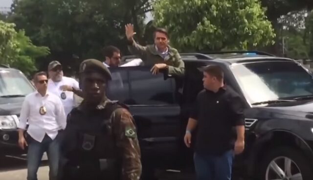 Βραζιλία: Ψήφισε ο Μπολσονάρο – Θωρακισμένο όχημα, στρατός στο δρόμο