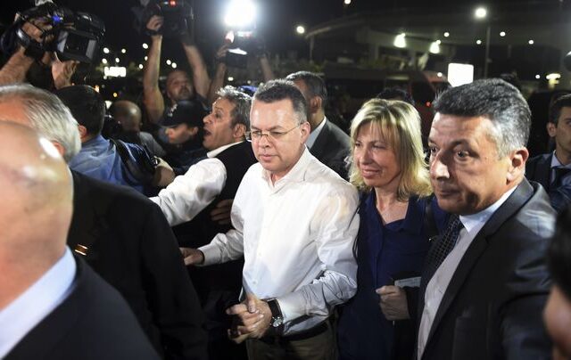 Αναχώρησε από τη Σμύρνη ο πάστορας Μπράνσον με πρώτη στάση τη Γερμανία