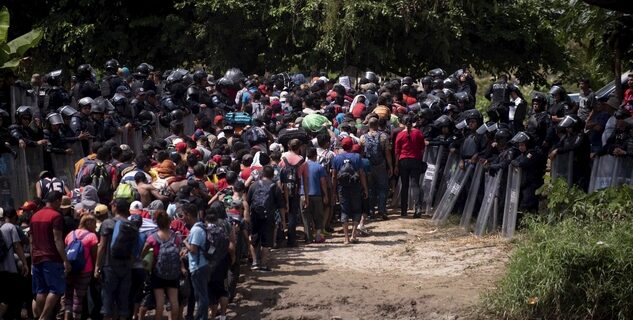 Καραβάνι μεταναστών: Χιλιάδες στρατιώτες και ξυραφένιο σύρμα στα σύνορα στέλνει ο Τραμπ