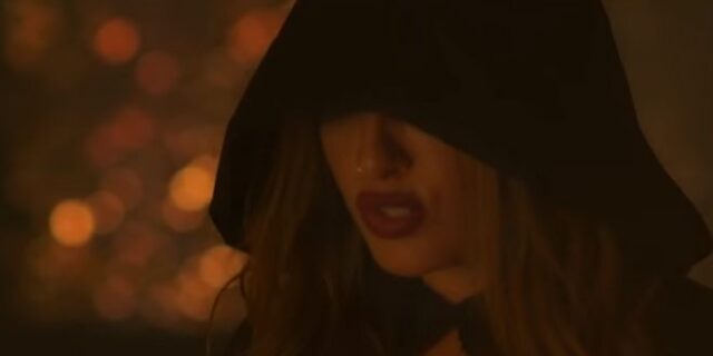 Αυτή τη φορά η Έλενα Παπαρίζου έχει “κάτι σκοτεινό”