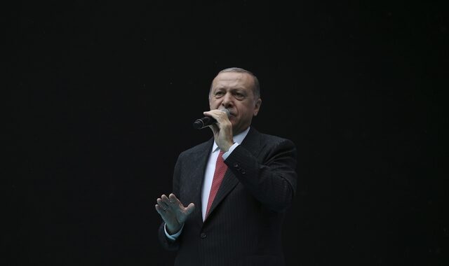 Ο Ερντογάν επαναφέρει στα σχολεία τον “όρκο πίστης στην Τουρκία” παραβιάζοντας τη Συνθήκη της Λωζάνης
