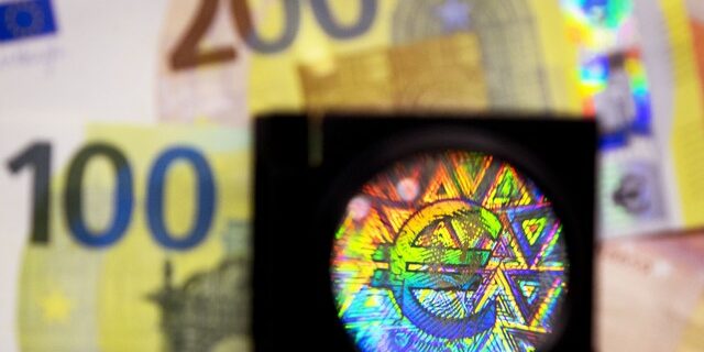 Σε χαμηλό επτά εβδομάδων κινείται το ευρώ