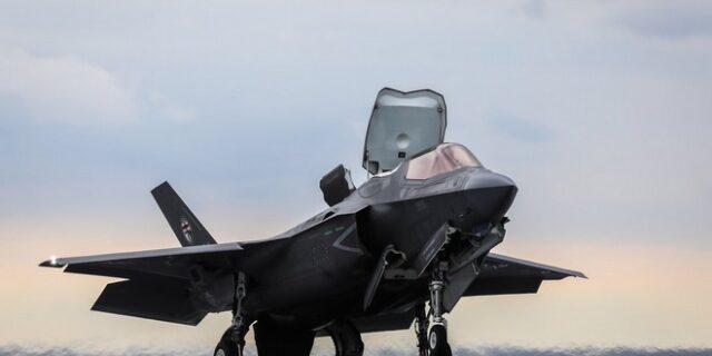 Θεαματικές εικόνες: Απίστευτη κάθετη προσγείωση F35