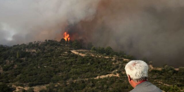Υπό μερικό έλεγχο η φωτιά στην Εύβοια