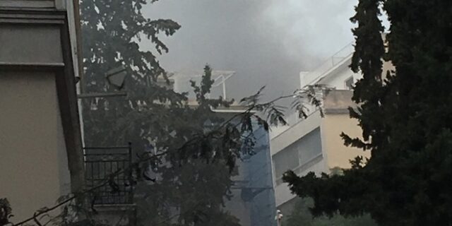 Σε εξέλιξη φωτιά σε κτίριο στο Μοναστηράκι