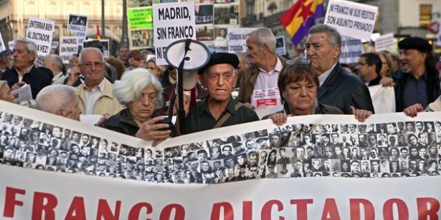 Χιλιάδες άνθρωποι διαδήλωσαν κατά της ταφής του Φράνκο στη Μαδρίτη