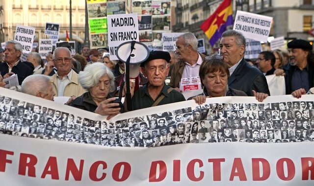 Χιλιάδες άνθρωποι διαδήλωσαν κατά της ταφής του Φράνκο στη Μαδρίτη