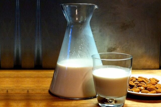 Γάλα αμυγδάλου: Το γάλα που έγινε μόδα!