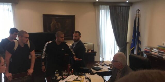 Εισβολή μαθητών και φοιτητών στο υπουργείο Παιδείας