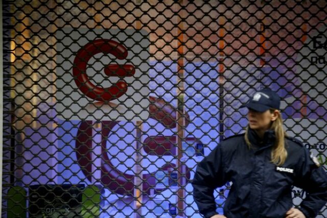 Διέλυσαν τη βιτρίνα καταστήματος και πήραν όλα τα κινητά