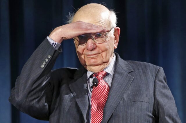 O Ντεμπενεντέτι ξαναχτυπά: Μετά τον Κώστα Γαβρά “πέθανε” και τον Άλαν Γκρίνσπαν της Fed