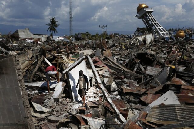 Ινδονησία: Ξεπέρασαν τους 1.600 οι νεκροί από τον σεισμό και το τσουνάμι