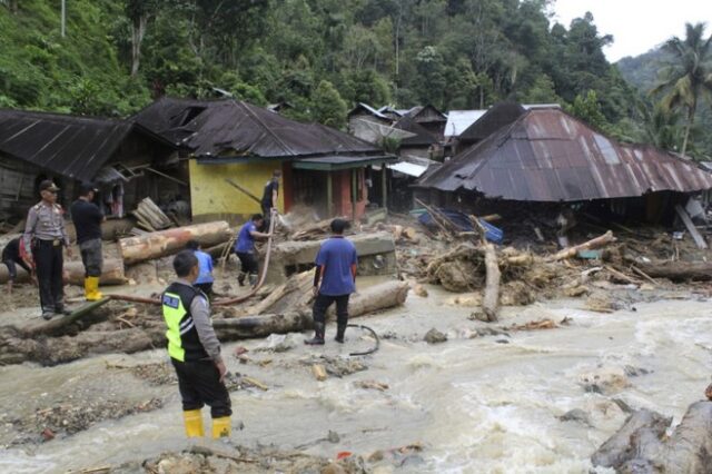Ινδονησία: Τουλάχιστον 22 νεκροί και πολλοί αγνοούμενοι από καταρρακτώδεις βροχές