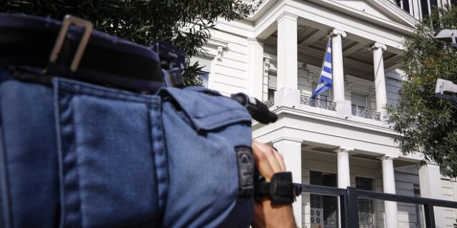 Ο αλβανικός Τύπος για τα απόρρητα κονδύλια του ελληνικού ΥΠΕΞ