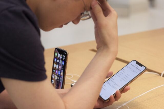 Βάσανο για τους χρήστες τα νέα iPhones: “Αρνούνται” να φορτιστούν σωστά
