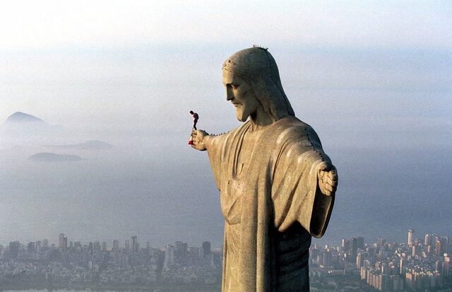 Το άγαλμα του Χριστού στο Ρίο χαιρετά φασιστικά