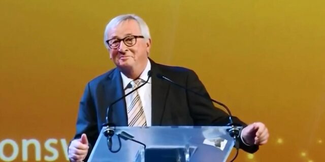 Θύελλα αντιδράσεων για το “χορό” του Γιούνκερ και το “τρολάρισμα” στην Τερέζα Μέι