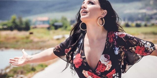 Ιουλία Καλλιμάνη: Μετά το The Voice βάζει “φωτιές” και όχι μόνο