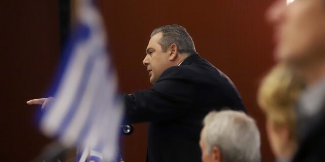 Σε δύσκολη θέση ο Καμμένος μετά το “ναι” της Βουλής των Σκοπίων στη συμφωνία των Πρεσπών