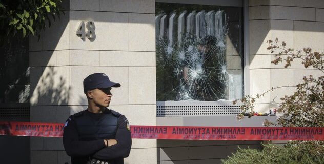 Ο Ρουβίκωνας πίσω από την επίθεση σε τράπεζα με βαριοπούλες
