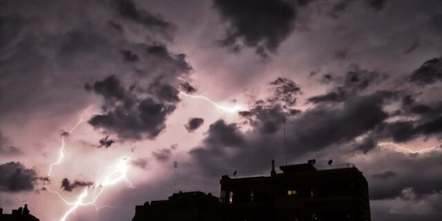 Πάνω από 20.000 κεραυνούς έφερε ο “Ορέστης” – Πού θα χτυπήσει η κακοκαιρία