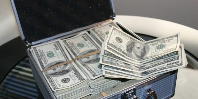 Αυτός είναι ο εκατομμυριούχος που ζει με 100 δολάρια το μήνα – Θα χαρίσει 714 εκατ. δολάρια