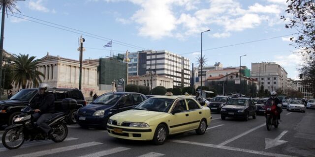 Κίνηση στους δρόμους: Κολλημένοι οι οδηγοί στην Αττική Οδό – Προβλήματα σε Κατεχάκη και Εθνική