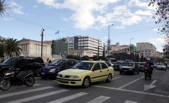 Κίνηση στους δρόμους: Κολλημένοι οι οδηγοί στην Αττική Οδό – Προβλήματα σε Κατεχάκη και Εθνική
