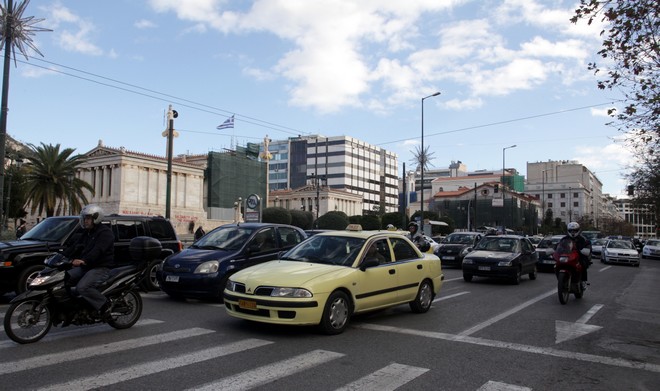 Κίνηση στους δρόμους: Κολλημένοι οι οδηγοί στην Αττική Οδό – Προβλήματα σε Κατεχάκη και Εθνική