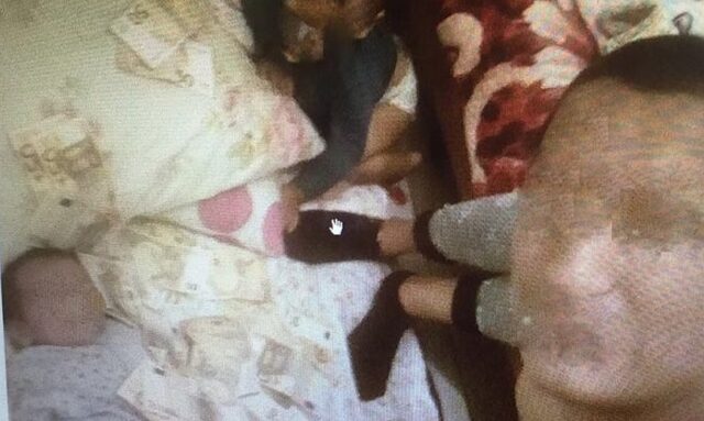 Θρασύτατος και προκλητικός: Σκέπαζε με τα κλεμμένα 50ευρα το μωρό του και έβγαζε φωτογραφίες
