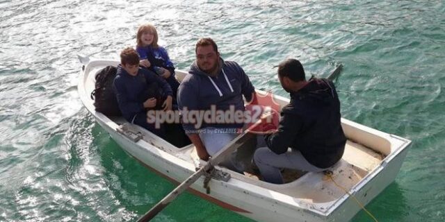 Απίστευτο: Ποδοσφαιριστές του ΑΠΣ Κύθνου πήγαν στον αγώνα με… βάρκα