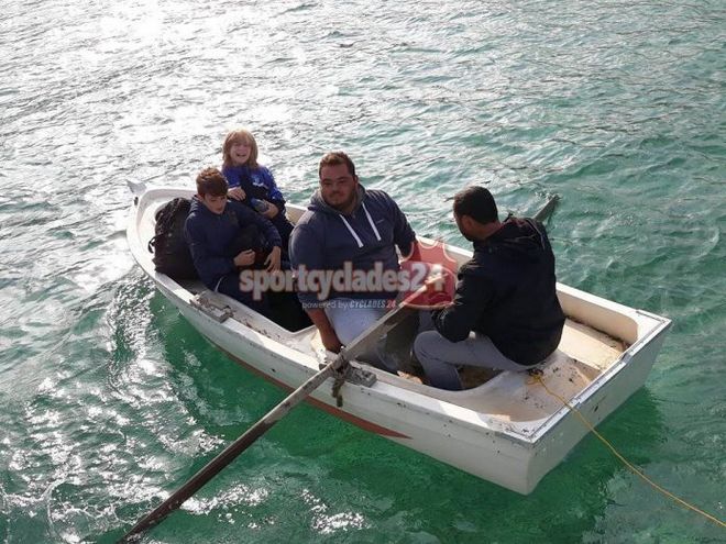 Απίστευτο: Ποδοσφαιριστές του ΑΠΣ Κύθνου πήγαν στον αγώνα με… βάρκα