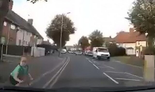 Σοκαριστικές εικόνες: Η στιγμή που οδηγός “πατάει” κοριτσάκι στην μέση του δρόμου