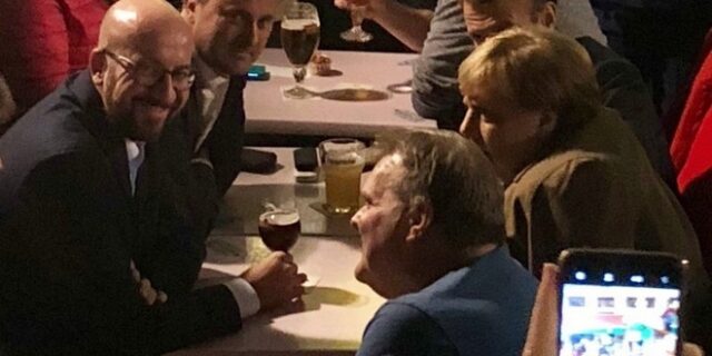 Μέρκελ και Μακρόν για χαλαρό ποτάκι – “Μη μας μιλάτε για Brexit”