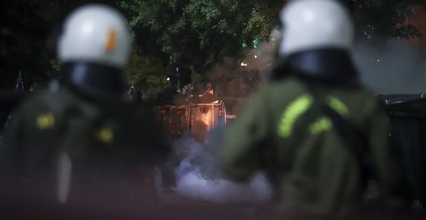 Βίντεο: Οπαδοί του Άρη και του ΠΑΟΚ έδωσαν “ραντεβού θανάτου”