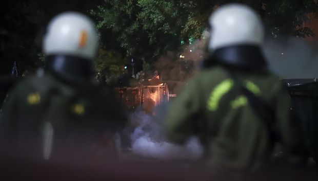 Επίθεση με μολότοφ τα ξημερώματα στα ΜΑΤ στην Χαριλάου Τρικούπη