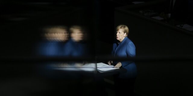 Brexit: Η Μέρκελ βλέπει ακόμη φως στην άκρη του τούνελ, αλλά προετοιμάζεται για τα χειρότερα