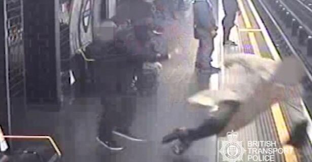 Σοκαριστικό βίντεο: Άνδρας σπρώχνει 91χρονο στις γραμμές του μετρό