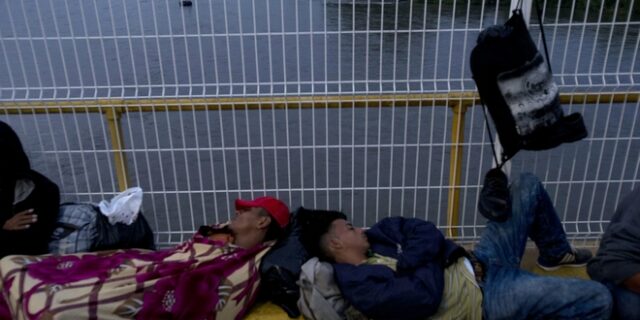 Μεξικό: Άνοιξε τα σύνορα για τα γυναικόπαιδα στο “καραβάνι” των μεταναστών