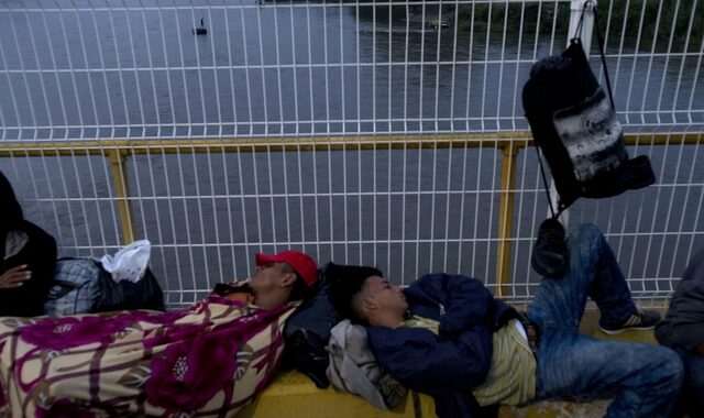 Μεξικό: Άνοιξε τα σύνορα για τα γυναικόπαιδα στο “καραβάνι” των μεταναστών