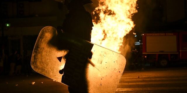 Νέα επίθεση με μολότοφ στη διμοιρία των ΜΑΤ στη Χαριλάου Τρικούπη