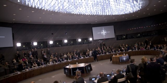 Ουκρανία-Ρωσία: Η ΕΕ και το ΝΑΤΟ απευθύνουν έκκληση για “αποκλιμάκωση”