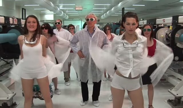 Απίστευτο βίντεο: Οι βοηθοί του φετινού νομπελίστα Φυσικής χορεύουν και κάνουν στριπτίζ στο εργαστήριο