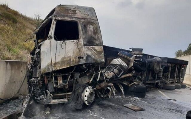 Καλαμάτα: Νταλίκα τυλίχθηκε στις φλόγες στον αυτοκινητόδρομο