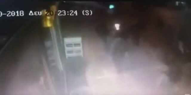 Ντοκουμέντο: Η στιγμή της επίθεσης στο ΑΤ Ομόνοιας