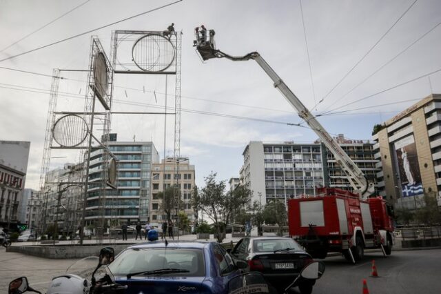 Ομόνοια: Απειλούσε να πέσει στο κενό, επειδή δεν του έδιναν σημασία οι αστυνομικοί