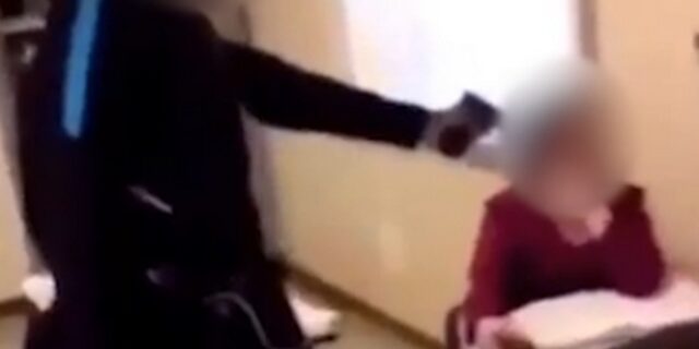 Σοκαριστικό βίντεο: 15χρονος μαθητής σημαδεύει με όπλο την καθηγήτριά του μέσα στην τάξη