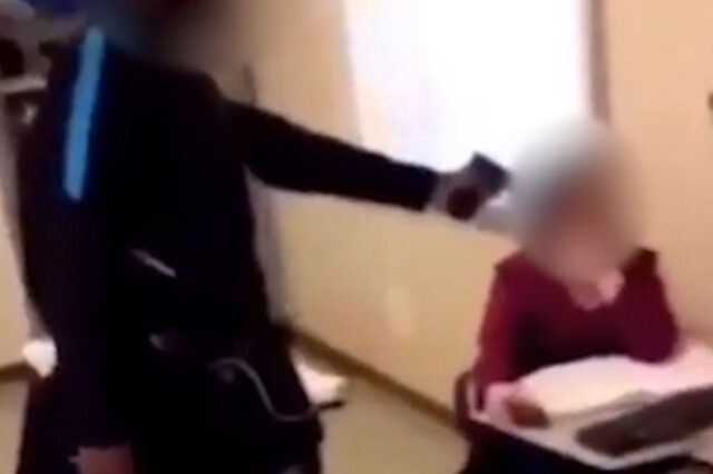Σοκαριστικό βίντεο: 15χρονος μαθητής σημαδεύει με όπλο την καθηγήτριά του μέσα στην τάξη