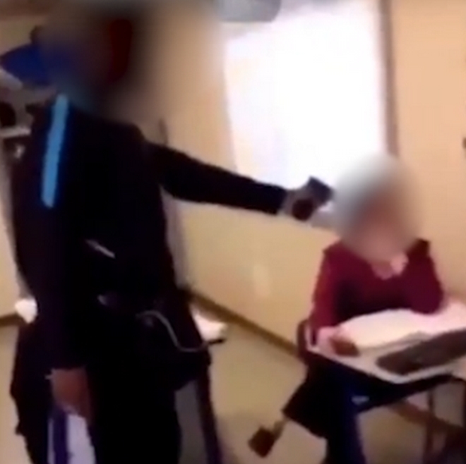 Σοκαριστικό βίντεο: 15χρονος μαθητής σημαδεύει με όπλο την καθηγήτριά του μέσα στην τάξη